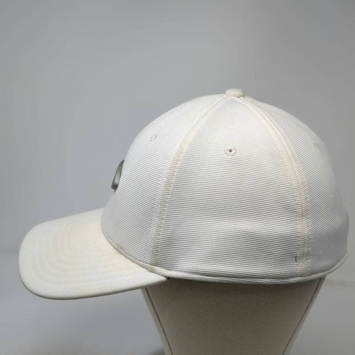 Oakley Baseball Cap White L/XL Flexfit Classic Low Metal Logo Curved Brim Hat