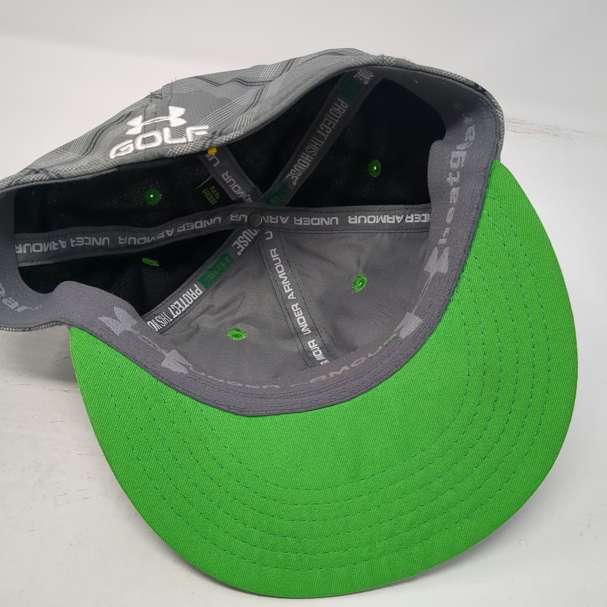 Under Armour Baseball Cap Gray L Plaid Golf HeatGear Stretch Fit Athletic Hat