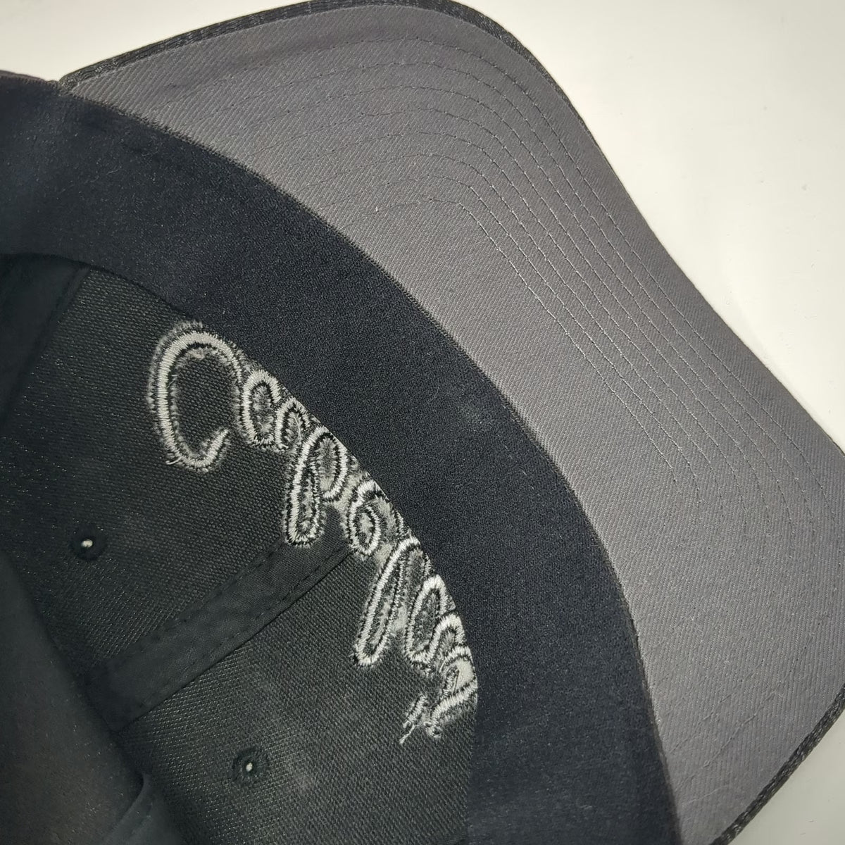 Cabela's Baseball Cap Black One Size Gray Embroidered Logo Stretch Fit Hat