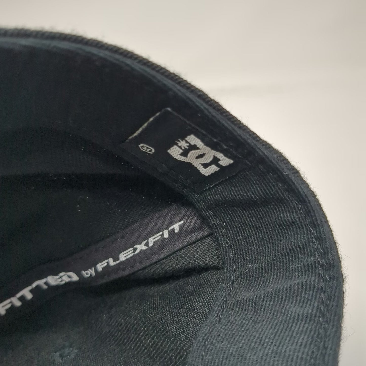 DC Baseball Cap Black 7 5/8 Flexfit 210 Logo Flat Brim Stretch Fitted hat