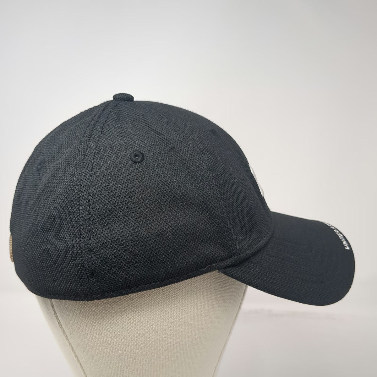 Under Armour Baseball Cap Black Size M Logo Curved Brim Stretch Fit HeatGear Hat