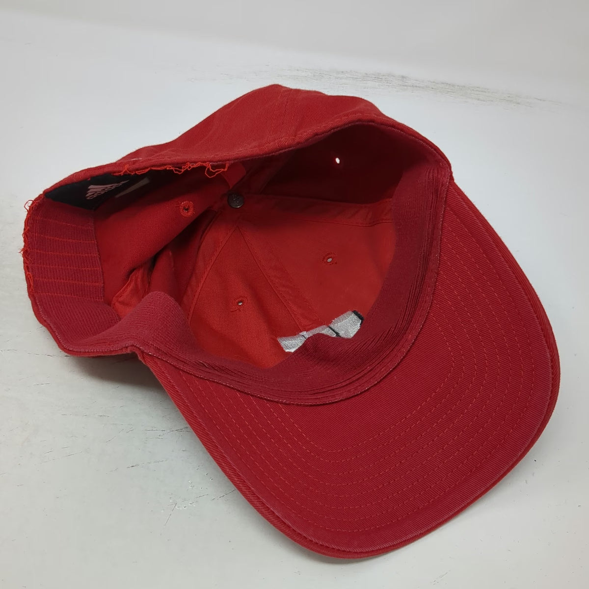 Adidas Wisconsin Badgers NCAA Red XL Baseball Cap Stretch Fit Curved Hat Logo