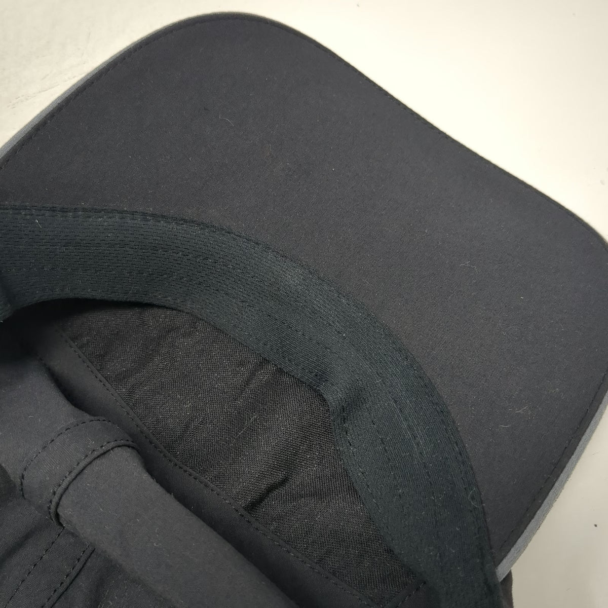 Columbia 5 Panel Black Hat One Size Gray Mesh Side Panels Bungee Slideback