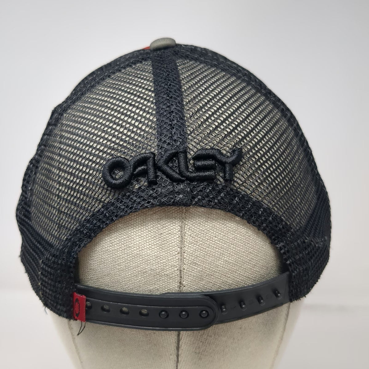 Oakley Trucker Hat Gray Red Black One Size Frog Logo Mesh Snapback Stripes Hat