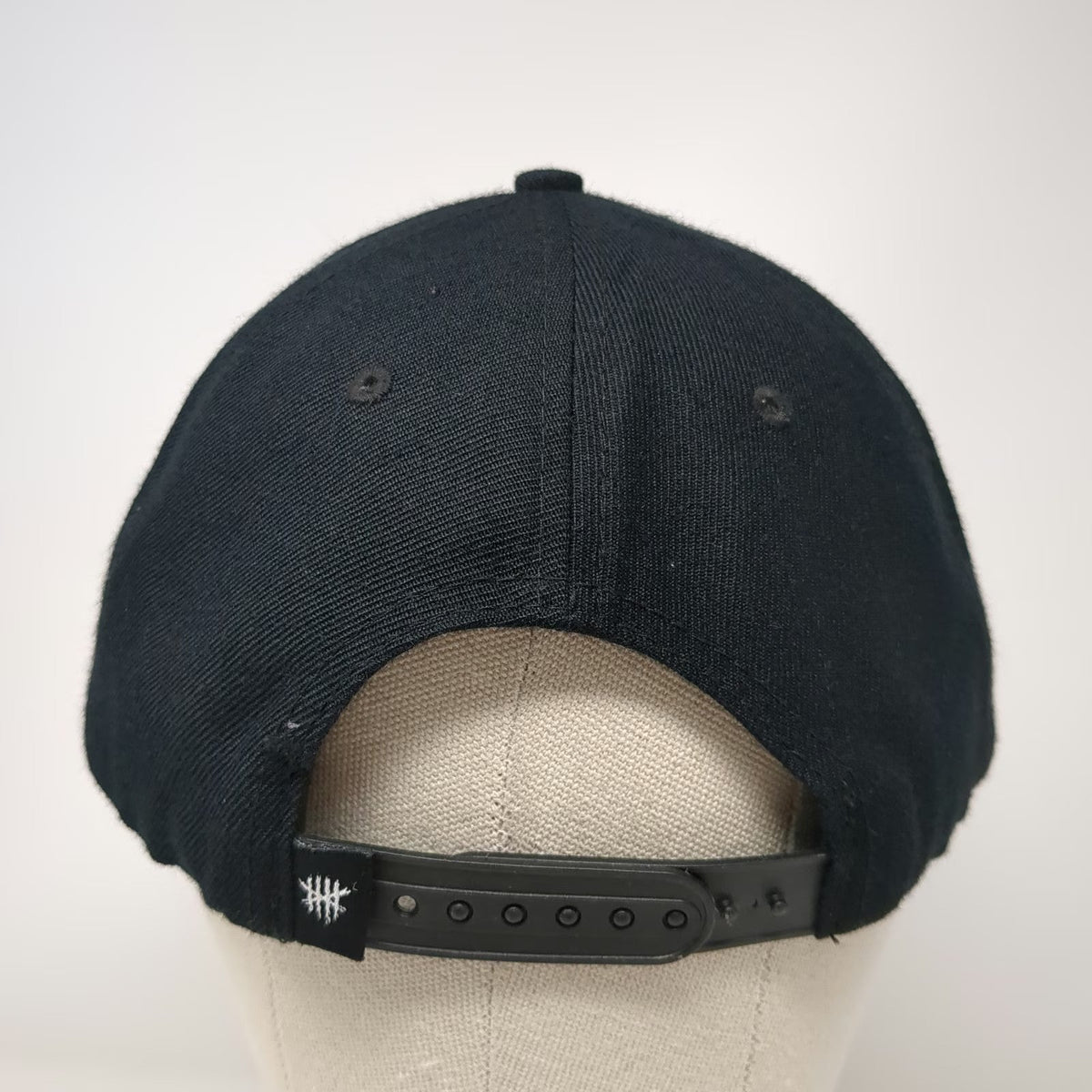 Sixfeathers Bailo Snapback Black One Size Flat Brim Embroidered Logo Hat