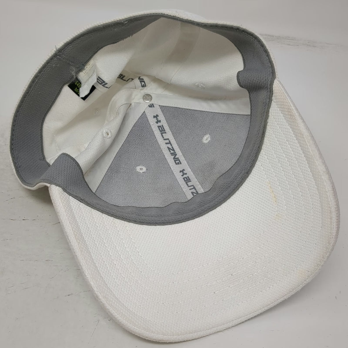 Under Armour Baseball Cap White L Fitted Blitzing Embroidered Logo Classic Fit