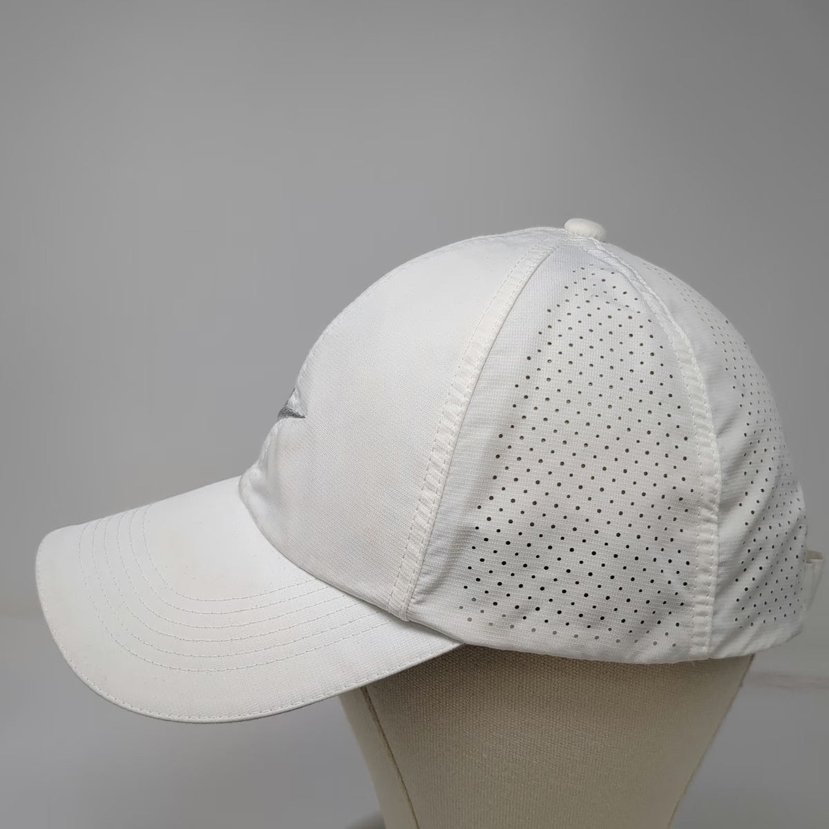 Nike Baseball Cap White One Size Golf Perforated Silver Swoosh Strapback Hat