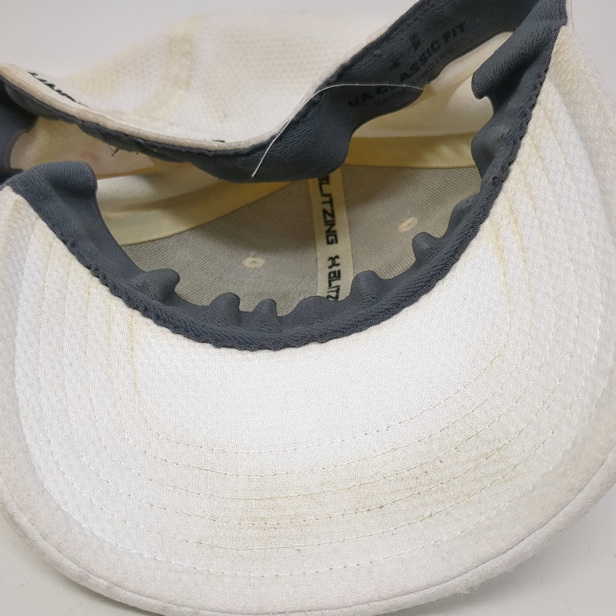 Under Armour Baseball Cap White L Embroidered Logo Stretch Fit Blitzing Hat