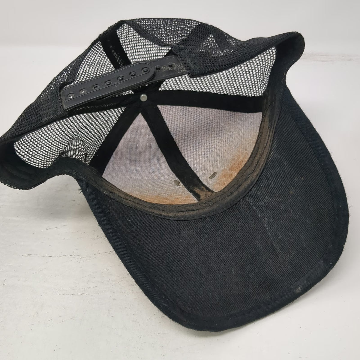 Trucker Hat Brown One Size Straw Mesh Silver Horse Horseshoe Metal Medallion