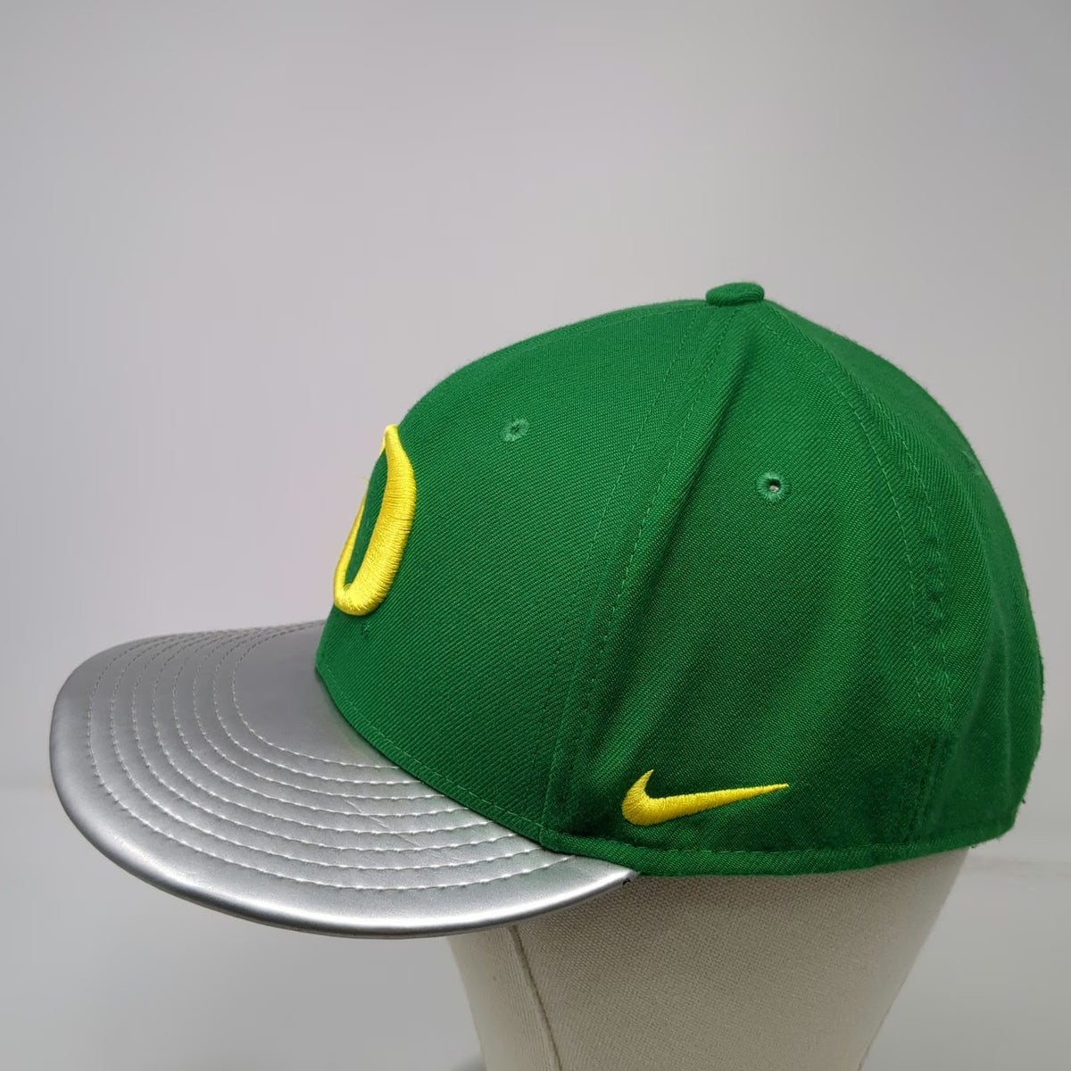 Nike Oregon Ducks NCAA Snapback Hat Green Yellow Silver One Size Metallic Brim