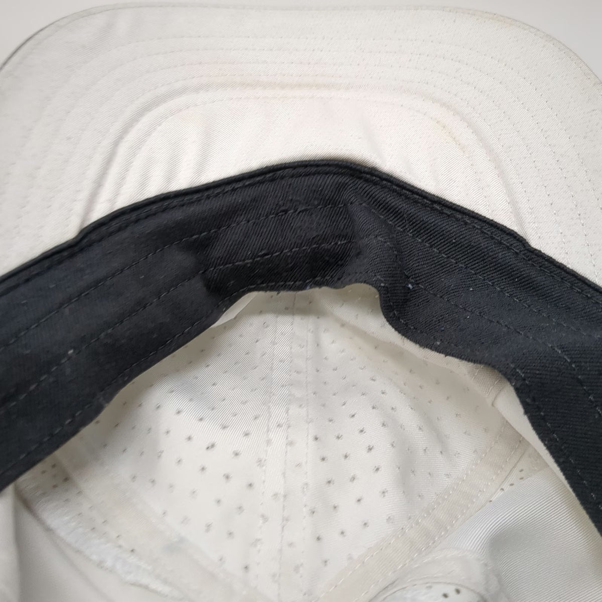 Nike Baseball Cap White One Size Dri-Fit Featherlight Swoosh Logo Strapback Hat