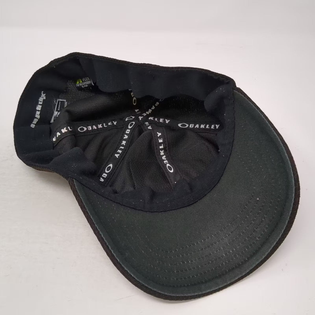 Oakley Baseball Cap Brown Size M Fitted A-FLEX Stretch Fit Patch Embroidered Hat