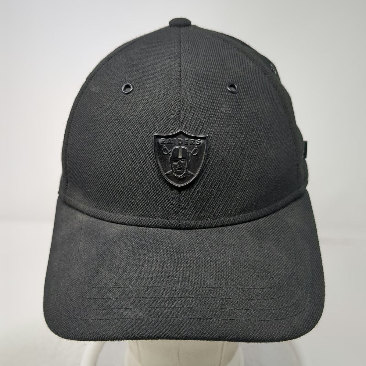 New Era Las Vegas Raiders NFL Black Cap M Metal Shield Logo Fitted Hat