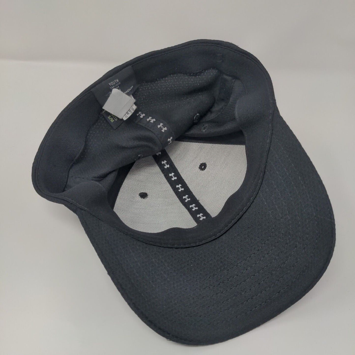 Under Armour Youth Fitted Hat Black Size S/M Lightweight Vented Holes 6 Panel