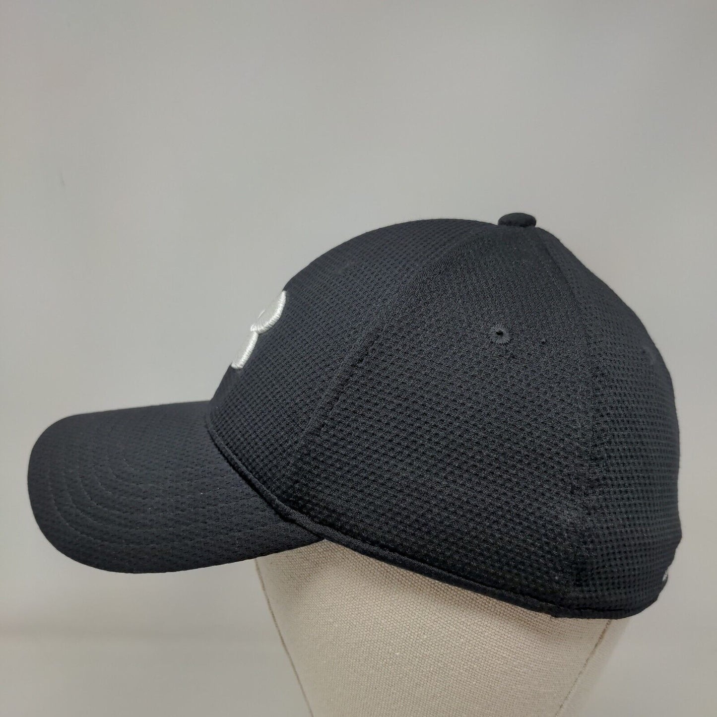 Under Armour Fitted Hat Black M/L Embroidered Lightweight Breathable 6 Panel