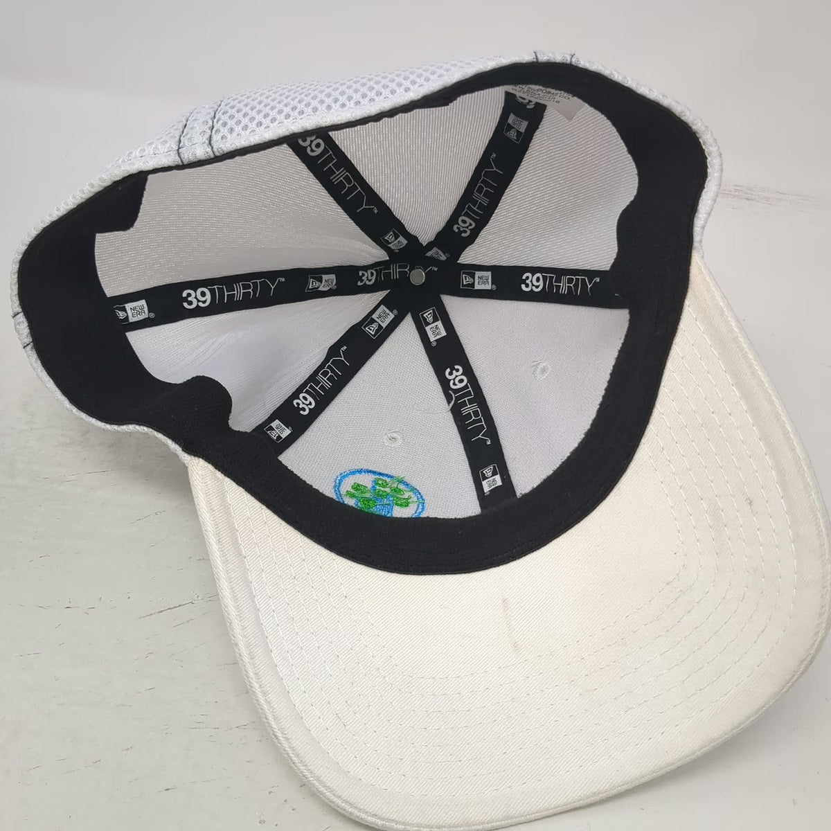 New Era Baseball Cap White L 39THIRTY Mesh Back Fitted Lightbulb Logo Hat Blue