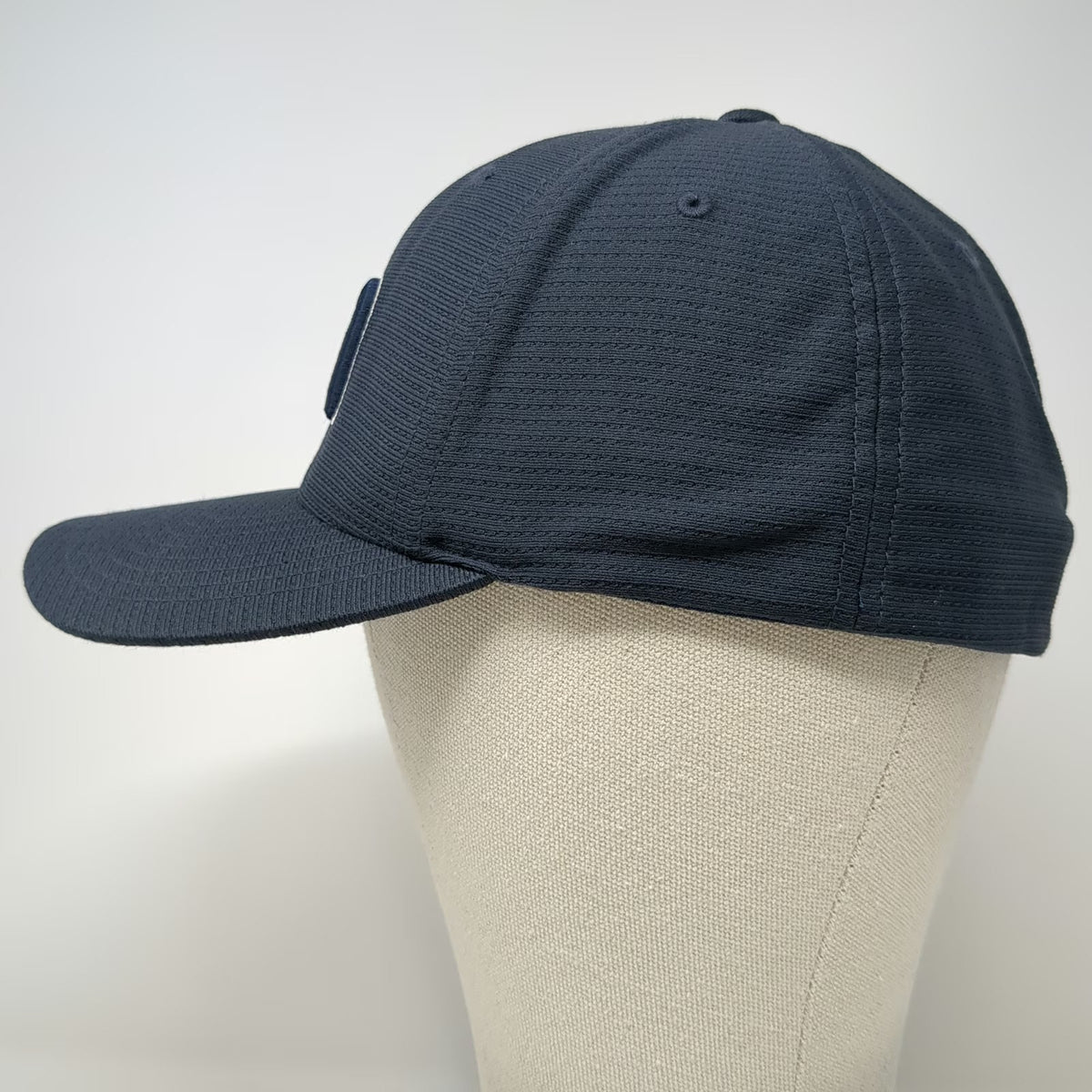 TravisMathew Baseball Cap Blue XL Flexfit Mesh Textured Athletic Logo Golf Hat