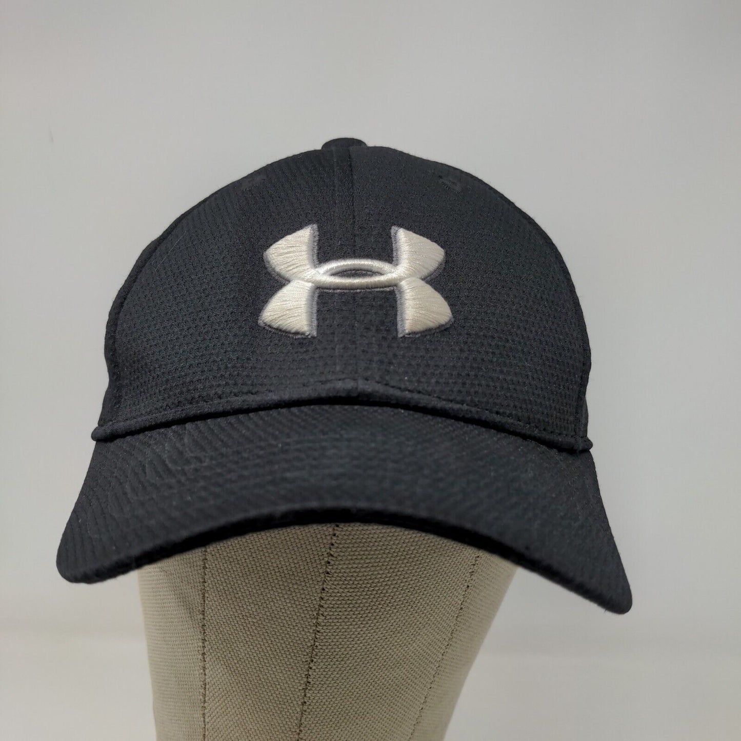 Under Armour Boy's Fitted Hat Black Youth Size S/M Embroidered Logo Polyester