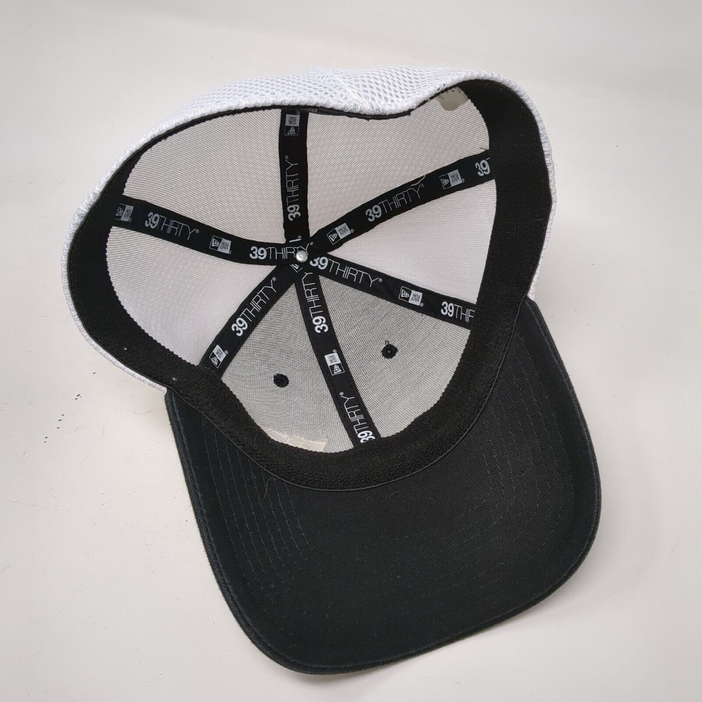 New Era Fitted Trucker Hat Black L/XL Breathable Mesh Back 39Thirty 6 Panel