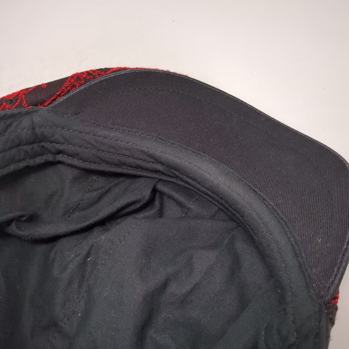 Disney Alice in Wonderland Newsboy Cap Black Red Embroidered Hearts Size L Hat
