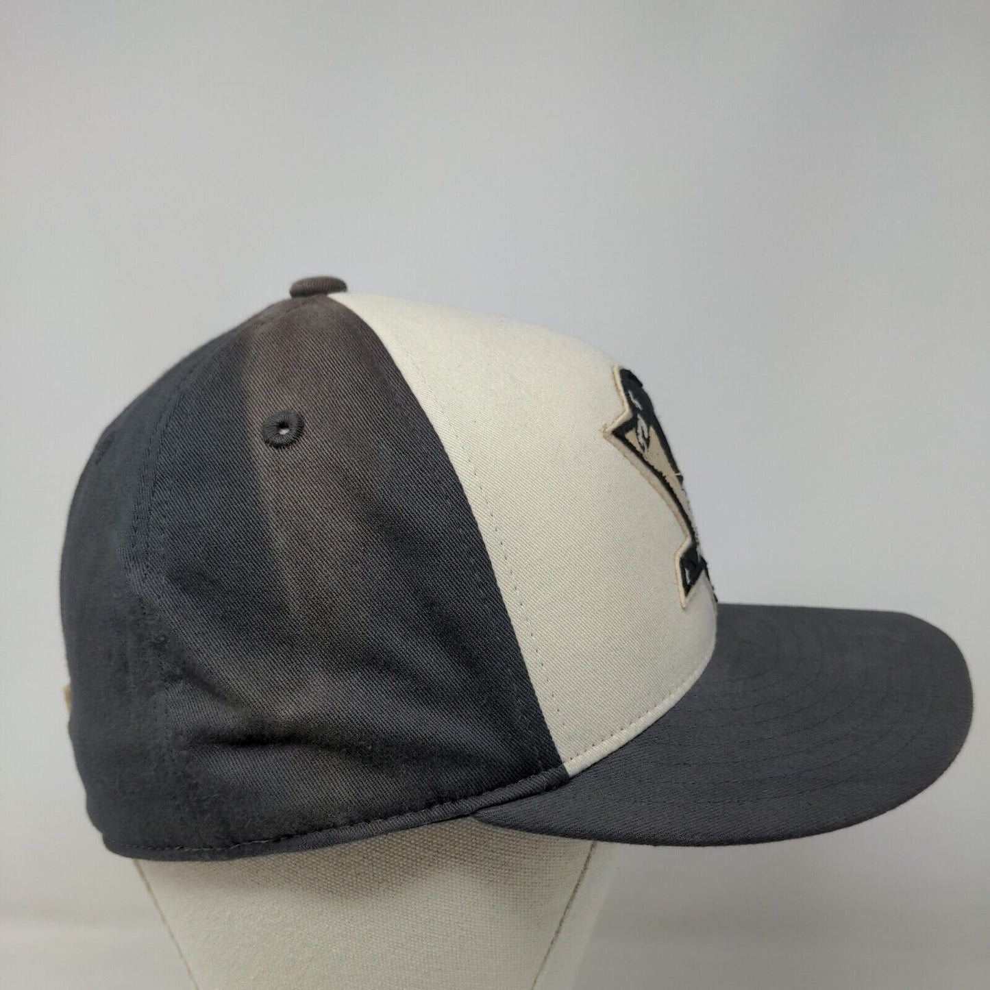 Flexfit Men's Hat Gray Size 6 7/8 - 7 1/4 Embroidered Pittsburgh Penguins Logo