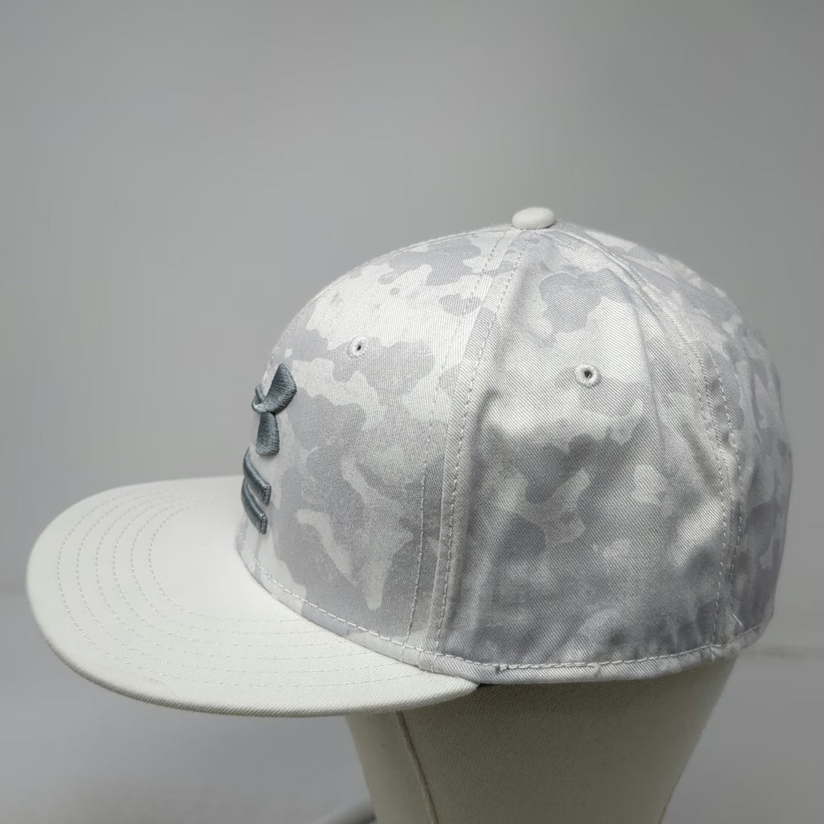 Under Armour Baseball Cap White XL Stretch Fit Camo Flat Brim Embroidered Logo