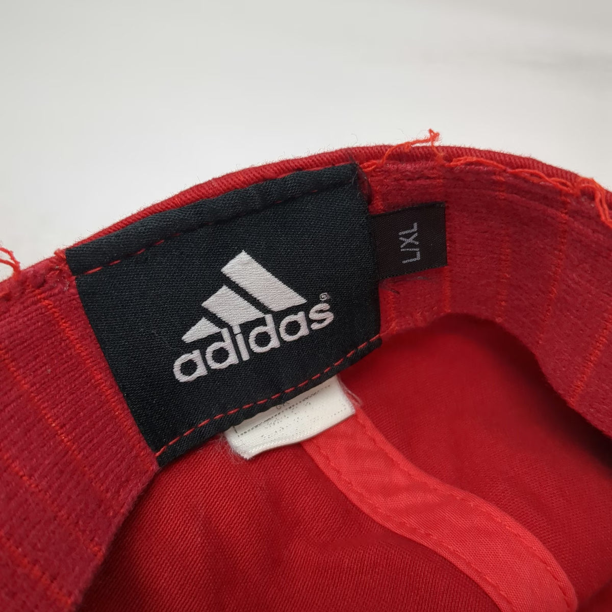 Adidas Wisconsin Badgers NCAA Red XL Baseball Cap Stretch Fit Curved Hat Logo