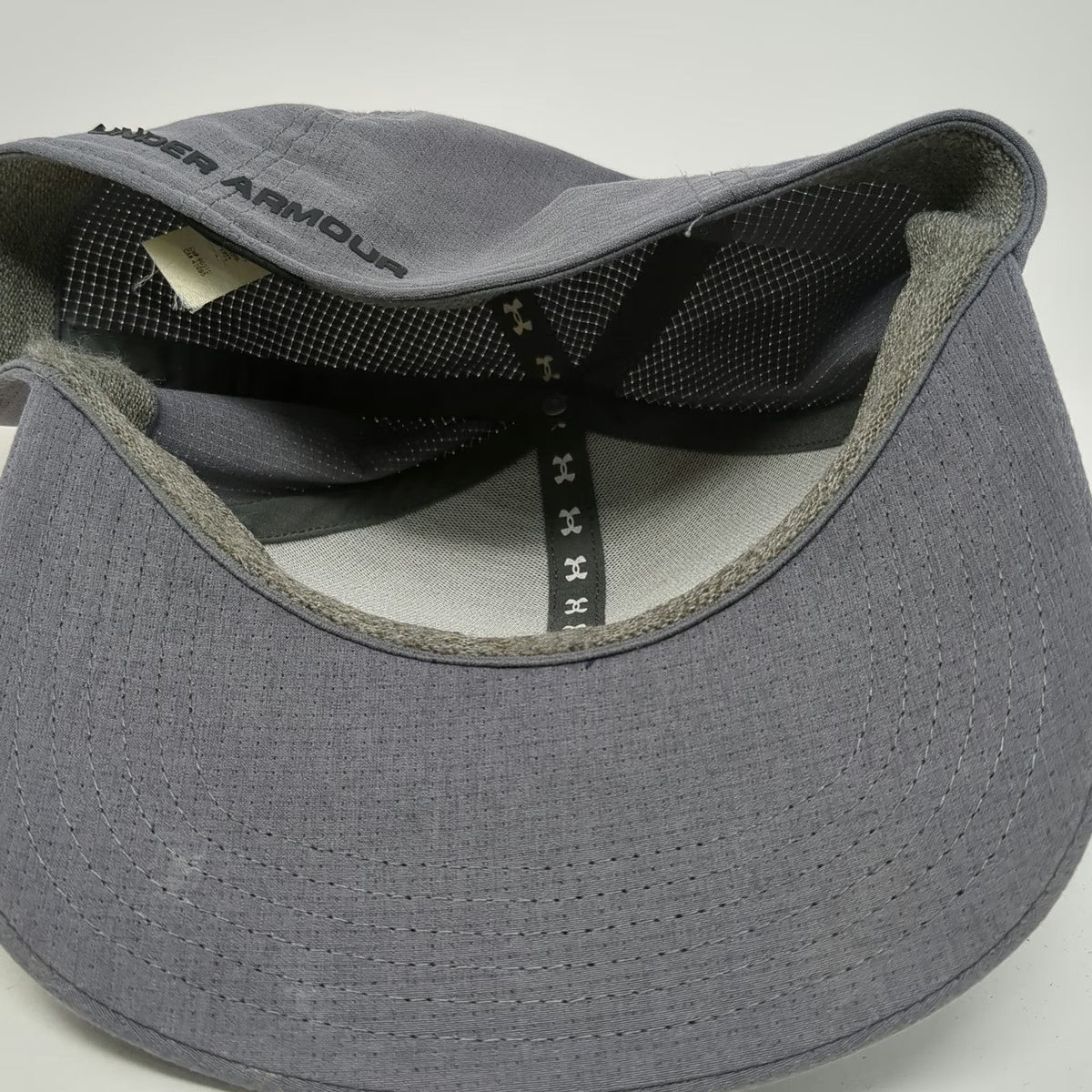 Under Armour Baseball Cap Gray L Fitted Textured Polyester Moisture Wicking Hat