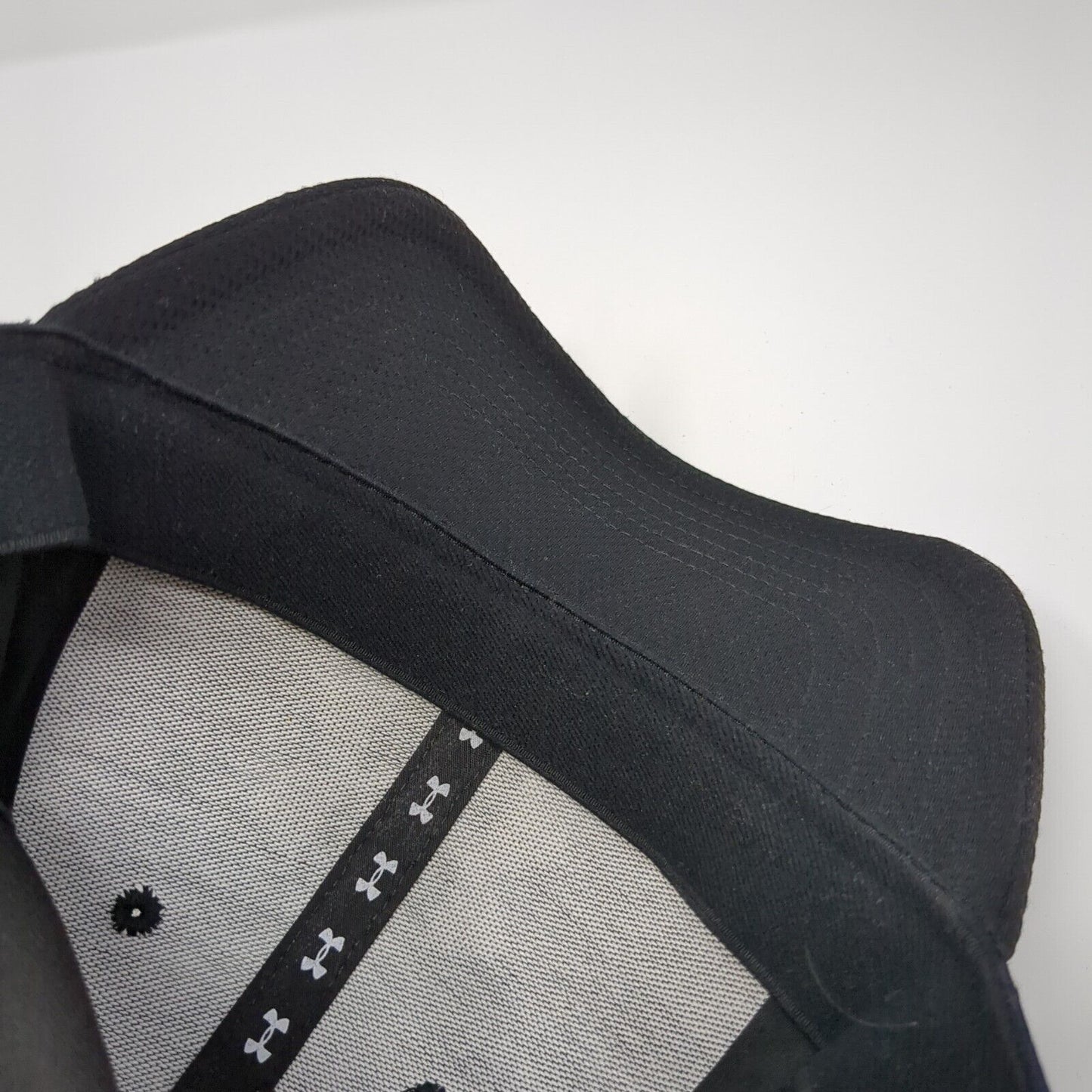 Under Armour Fitted Hat Black M/L Embroidered Vented Holes 6 Panel Polyester