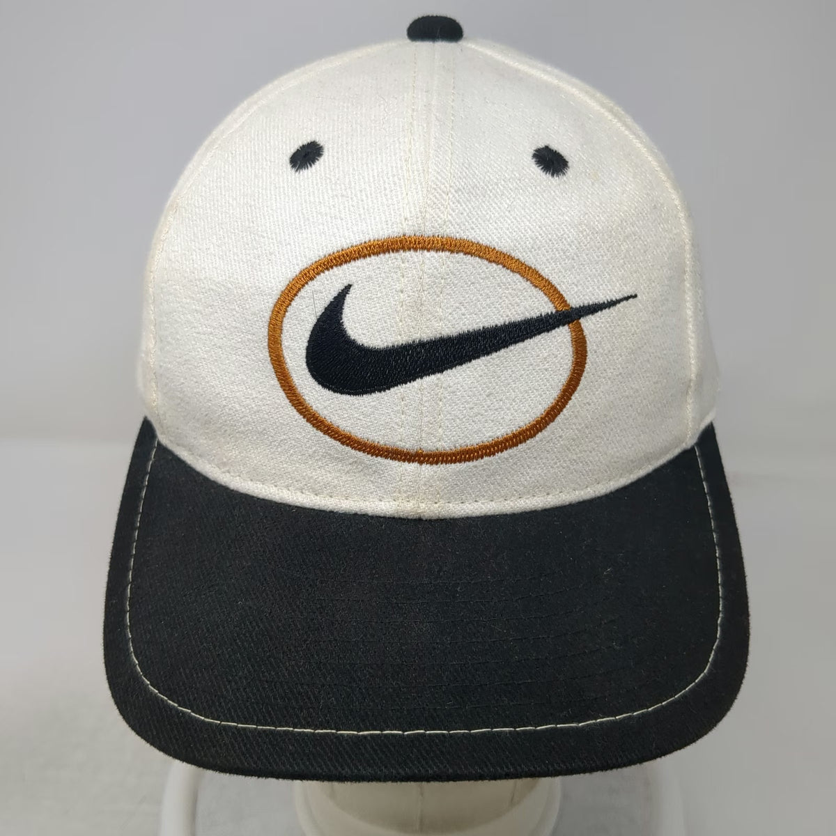Nike Snapback White Black Swoosh Embroidered Circle Contrast Bill Hat Vintage