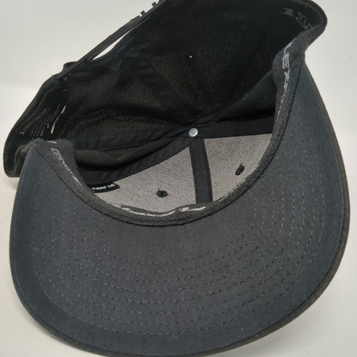 TravisMathew Snapback Black Hat One Size thryv Logo Yupoong Flexfit 110 Stretch