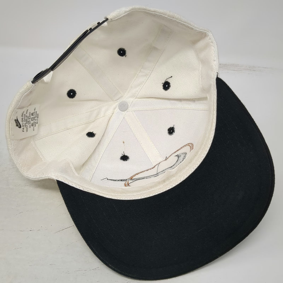 Nike Snapback White Black Swoosh Embroidered Circle Contrast Bill Hat Vintage
