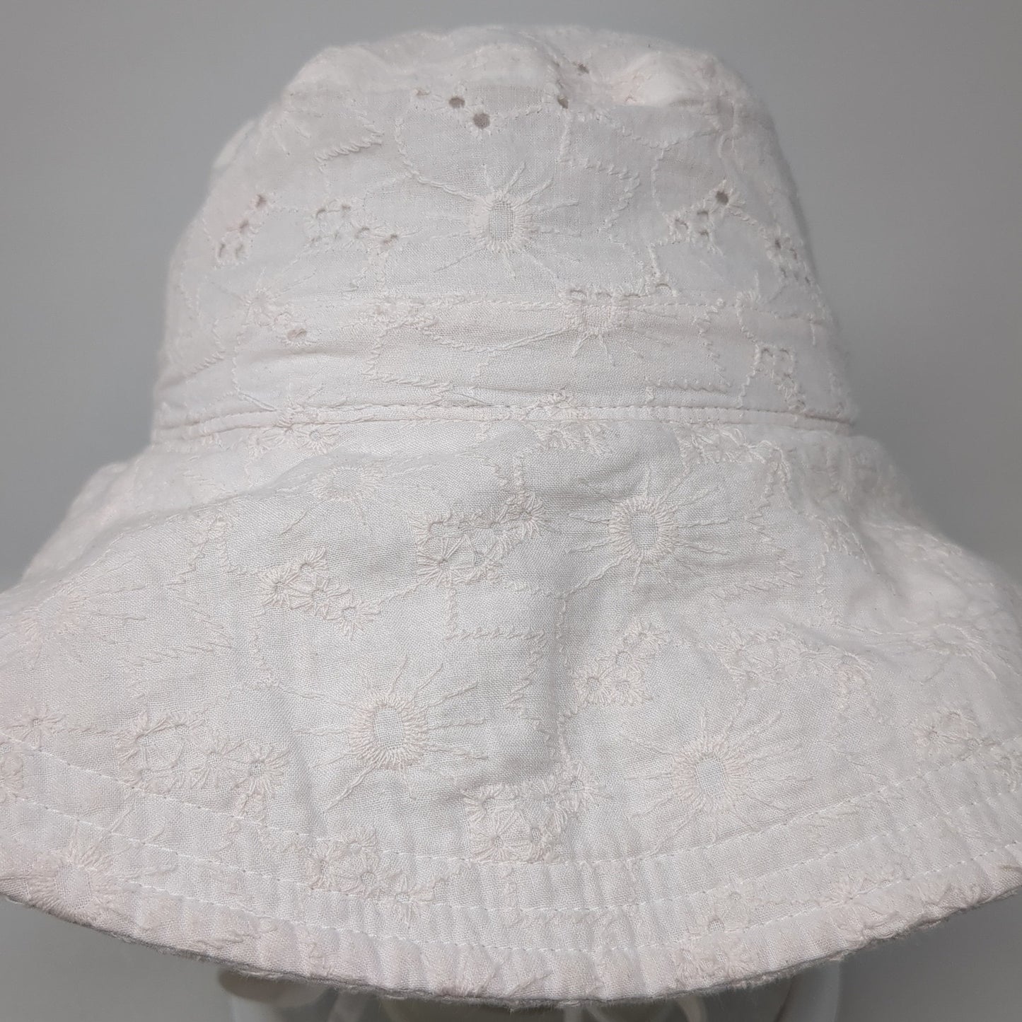 American Eagle Outfitters Bucket Hat White One Size Adjustable Strap Eyelet