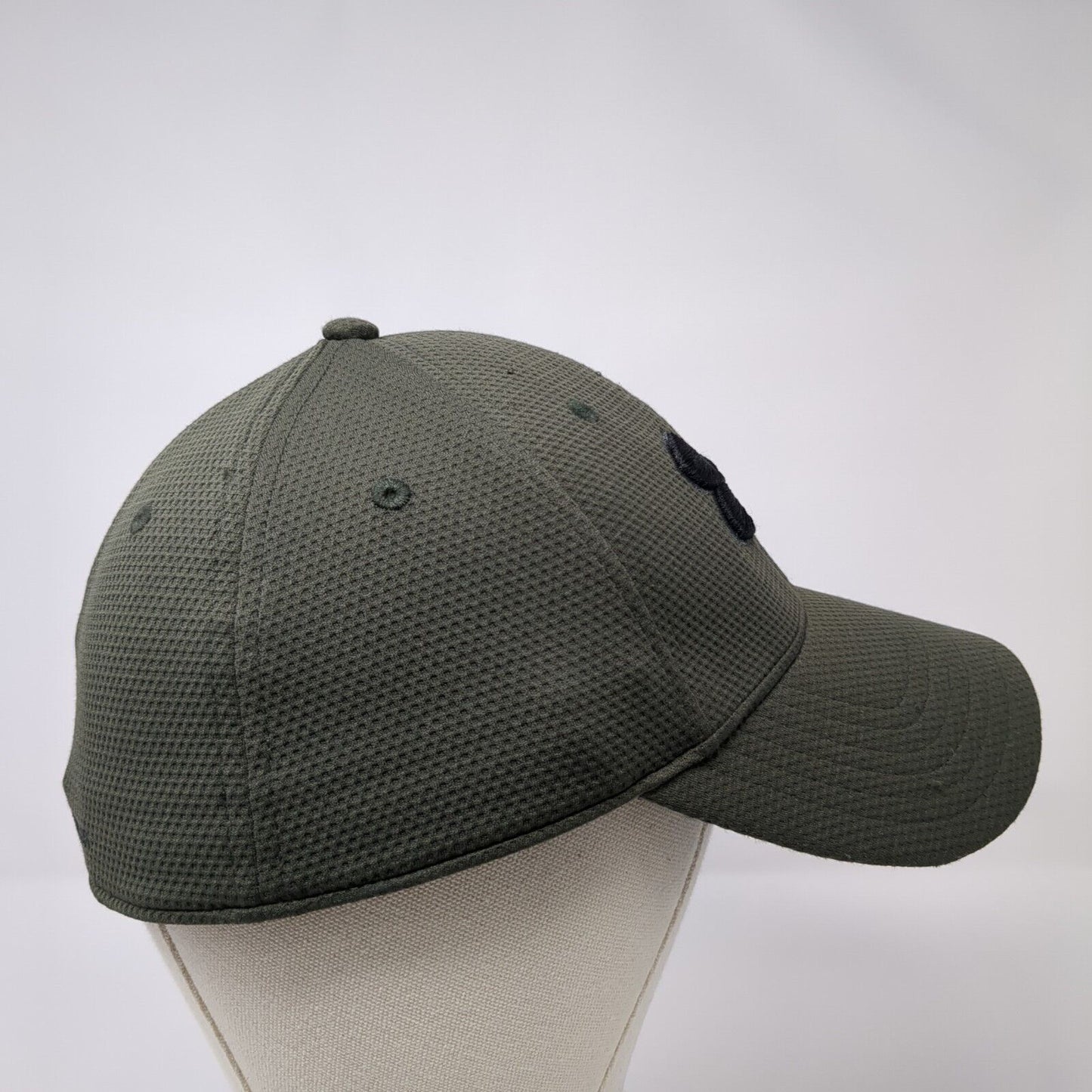 Under Armour Fitted Hat Green M/L Classic Fit Embroidered Vented Holes 6 Panel