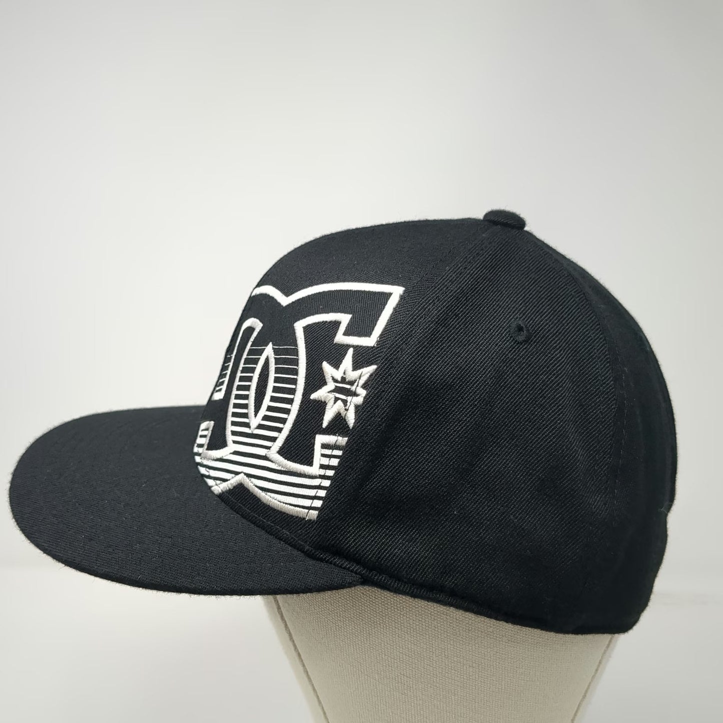 DC Baseball Cap Black 7 5/8 Flexfit 210 Logo Flat Brim Stretch Fitted hat