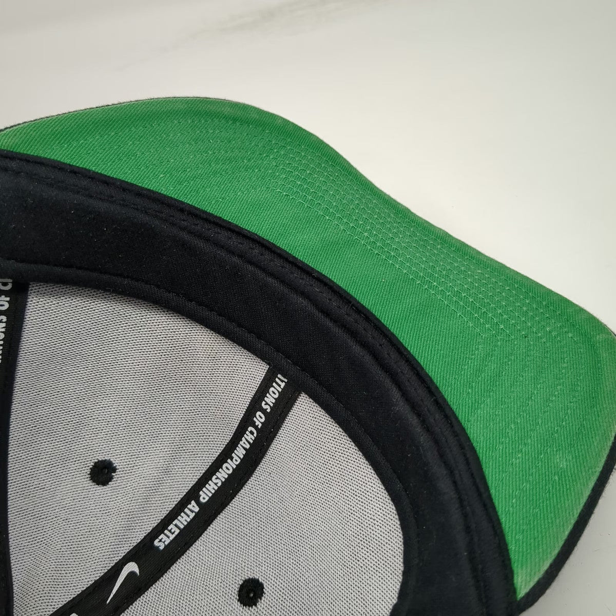 Nike Snapback Black White Green Underbill One Size Dri-Fit Pro Haeleah Logo Hat