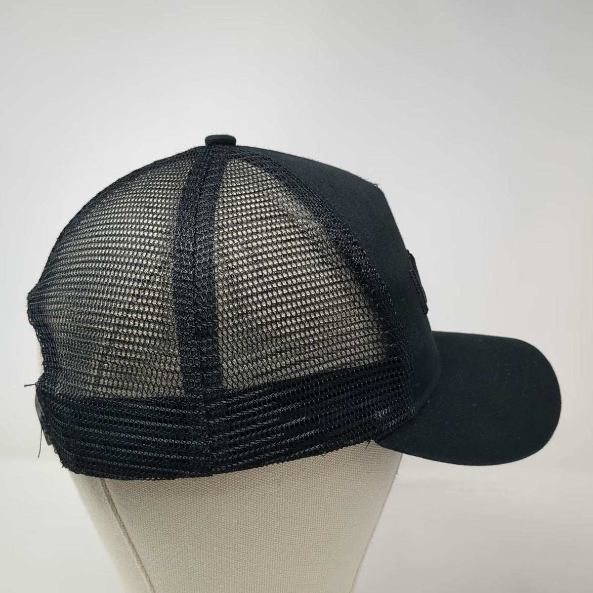 KNOSS Performance Trucker Hat Black One Size 3D Embroidery Mesh Back Snapback