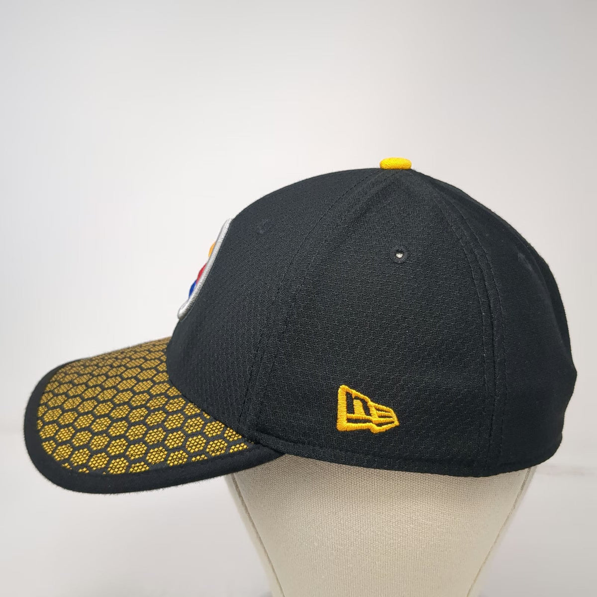 New Era Pittsburgh Steelers NFL Black Cap Size M Honeycomb Brim Stretch Fit Hat