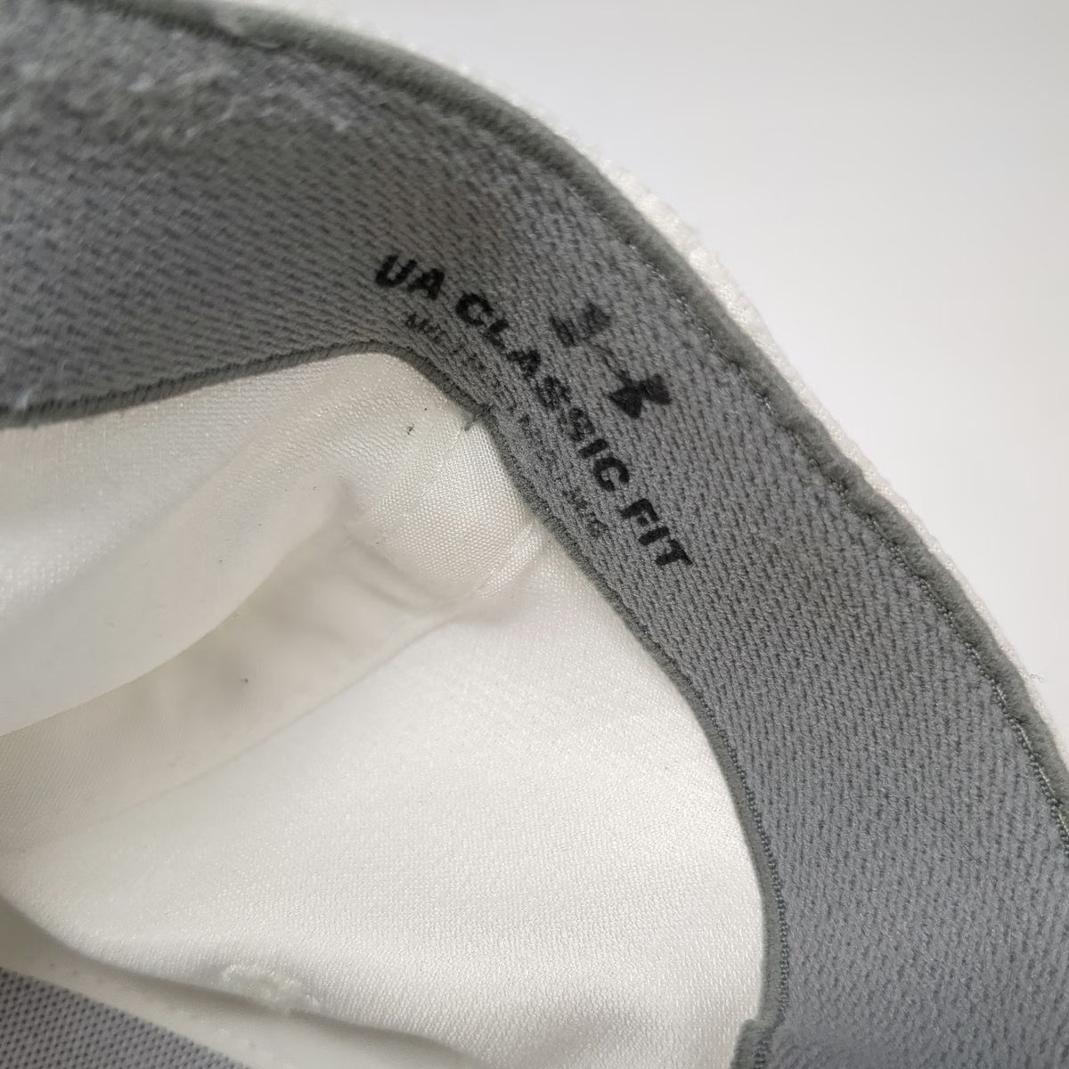 Under Armour Baseball Cap White L Fitted Blitzing Embroidered Logo Classic Fit