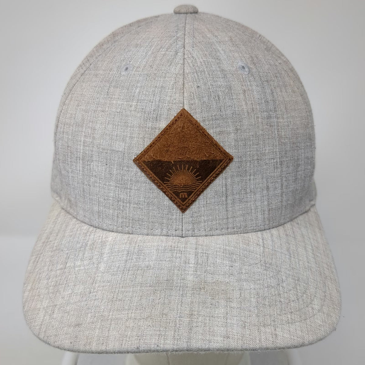 TravisMathew Baseball Cap Beige XL Flexfit Leather Patch Sun Graphic Curved Hat