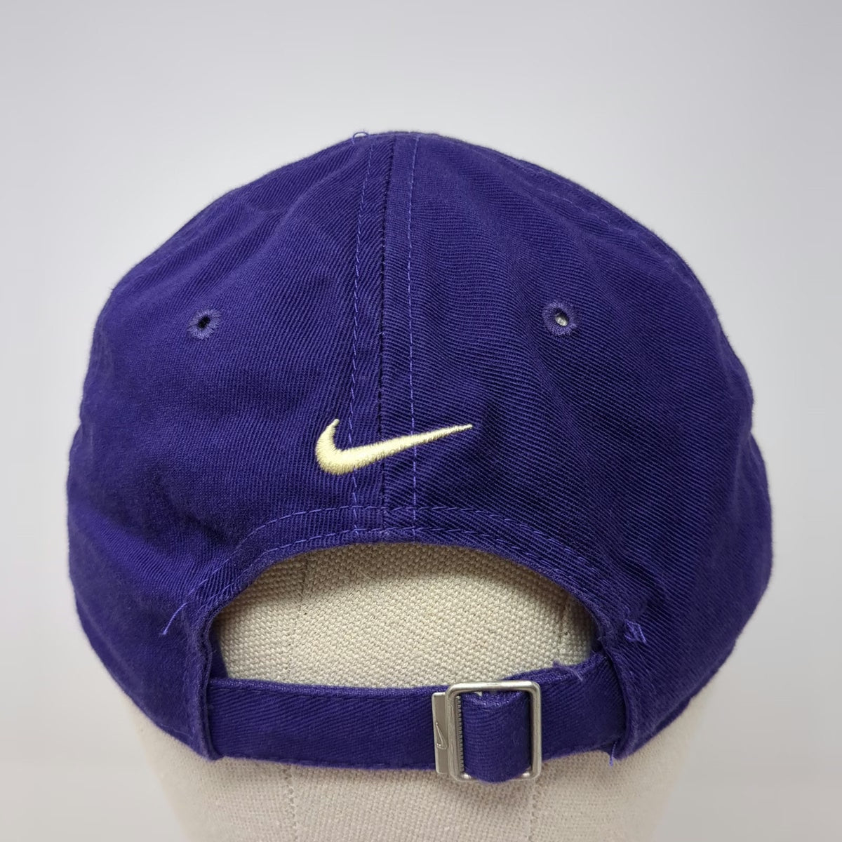 Nike Washington Huskies NCAA Purple Cap One Size Embroidered Logo Strapback Hat