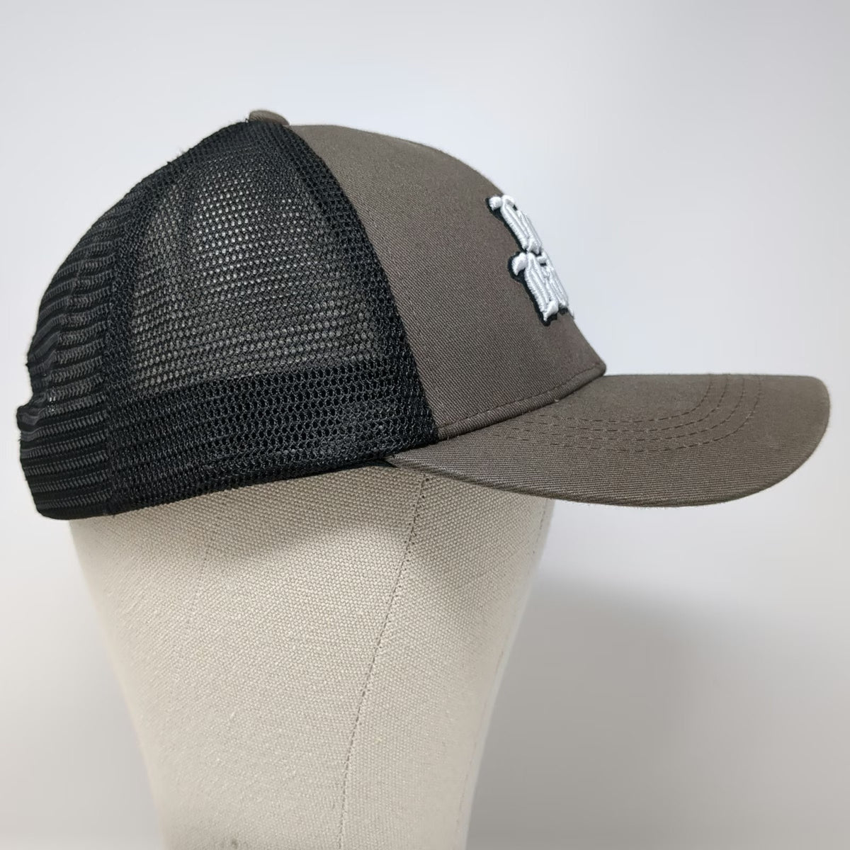 Huni Badger Trucker Hat Brown One Size Mesh Back Snapback Gothic Logo Embroidery