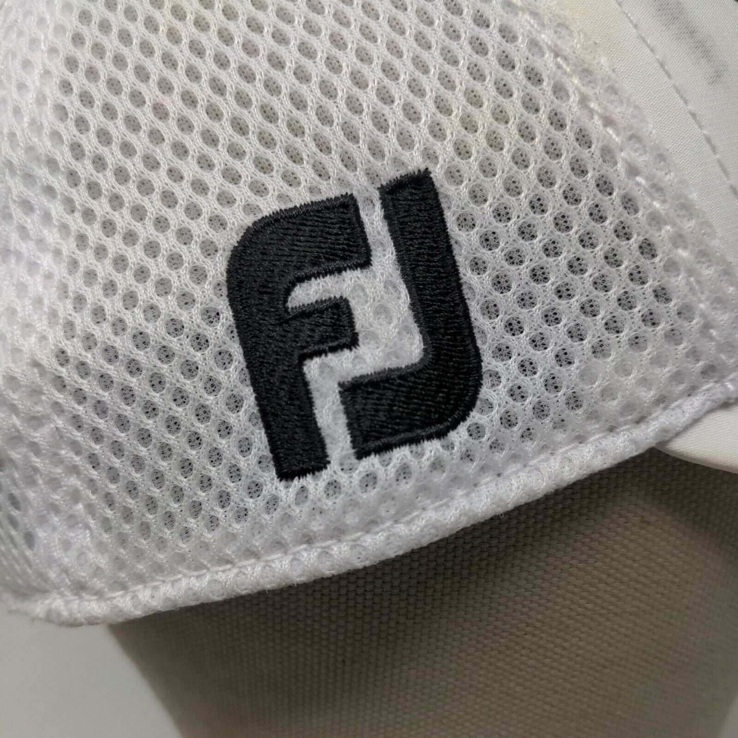 Titleist Men's Fitted Hat White Size M/L Embroidered Pro V1 Logo