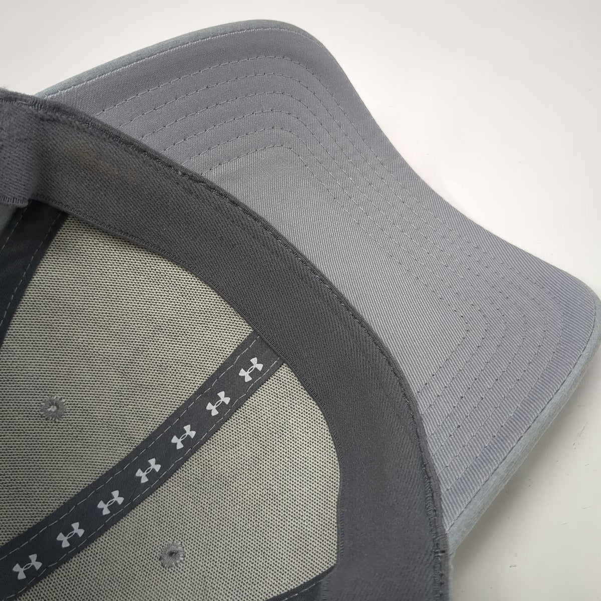 Under Armour Baseball Cap Gray XL Stretch Fit Circular Logo Patch Athletic Hat