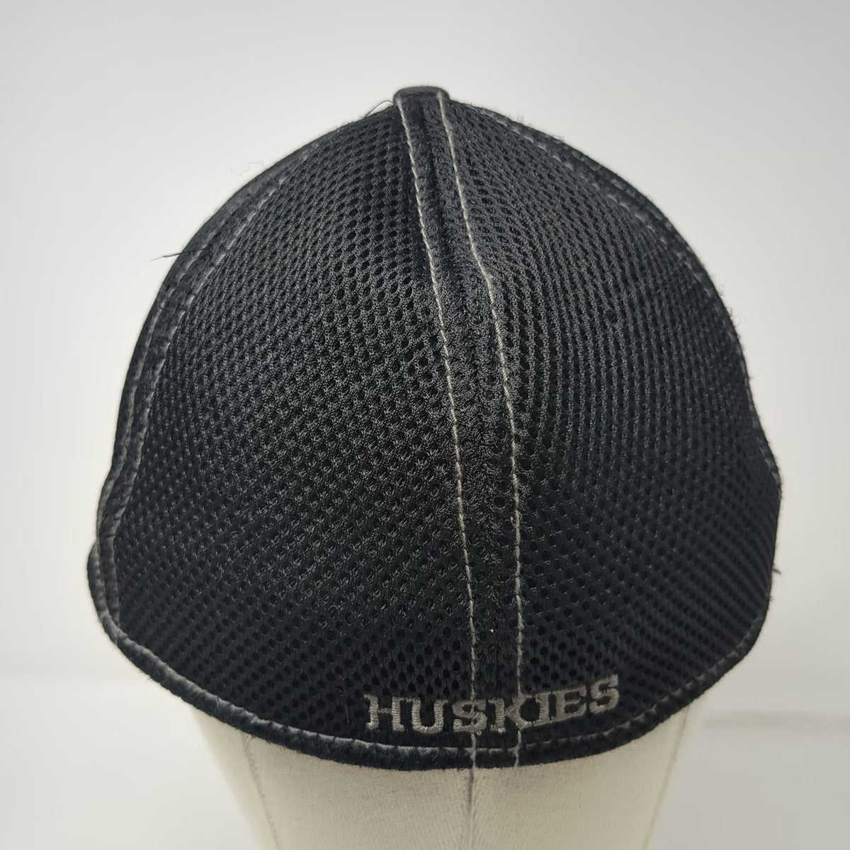 Washington Huskies NCAA New Era Cap Black XL Mesh Stretch Fit 39THIRTY W Logo