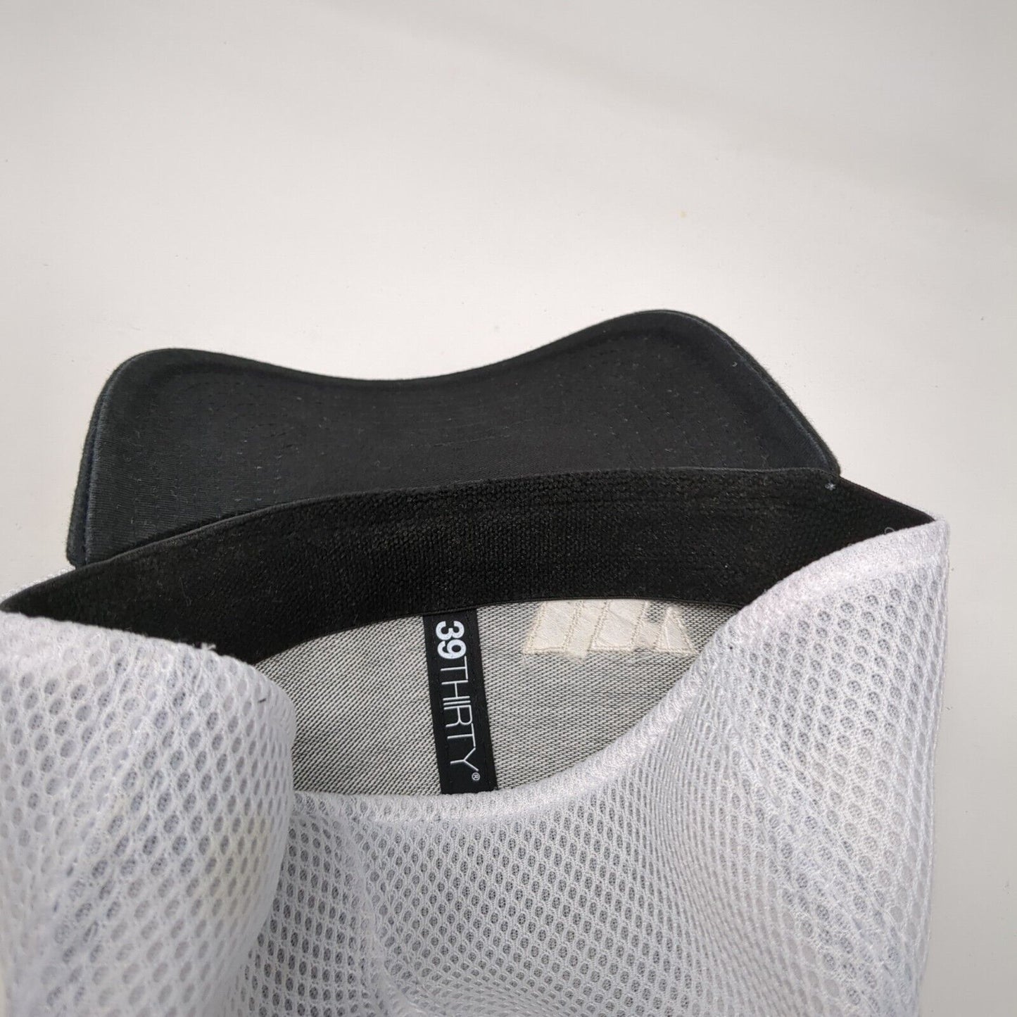 New Era Fitted Trucker Hat Black L/XL Breathable Mesh Back 39Thirty 6 Panel