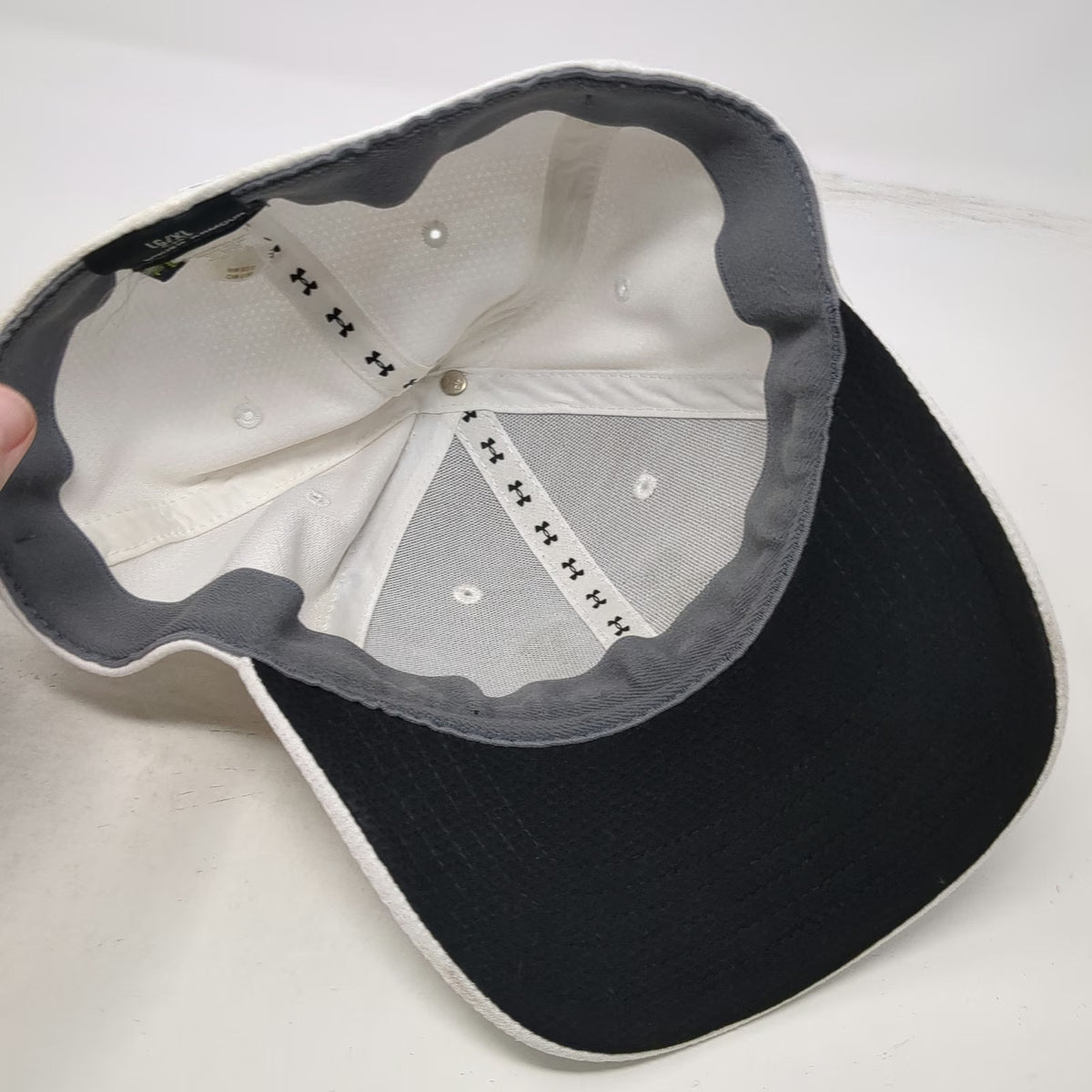 Under Armour Baseball Cap White XL Fitted Logo Polyester Mesh Breathable Hat