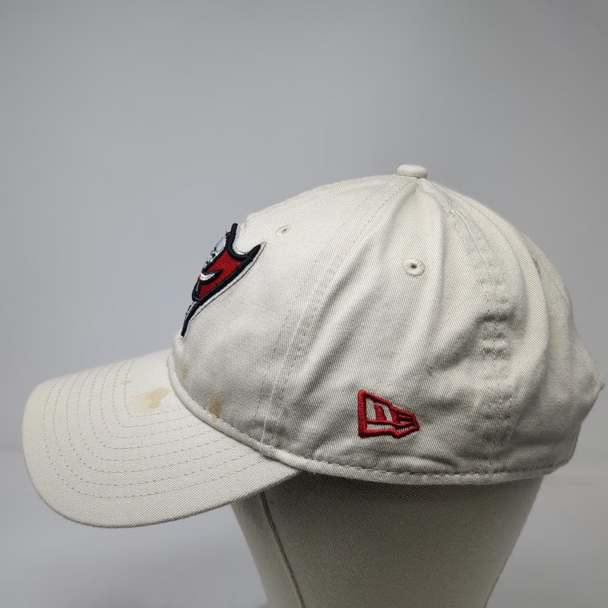 Tampa Bay Buccaneers NFL New Era Cap Beige OSFM Slideback 9TWENTY Curved Brim
