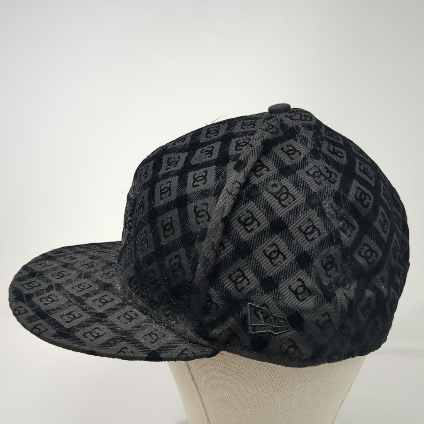 DC Shoes New Era Snapback Black 7 5/8 Monogram Allover Pattern Flat Brim Hat