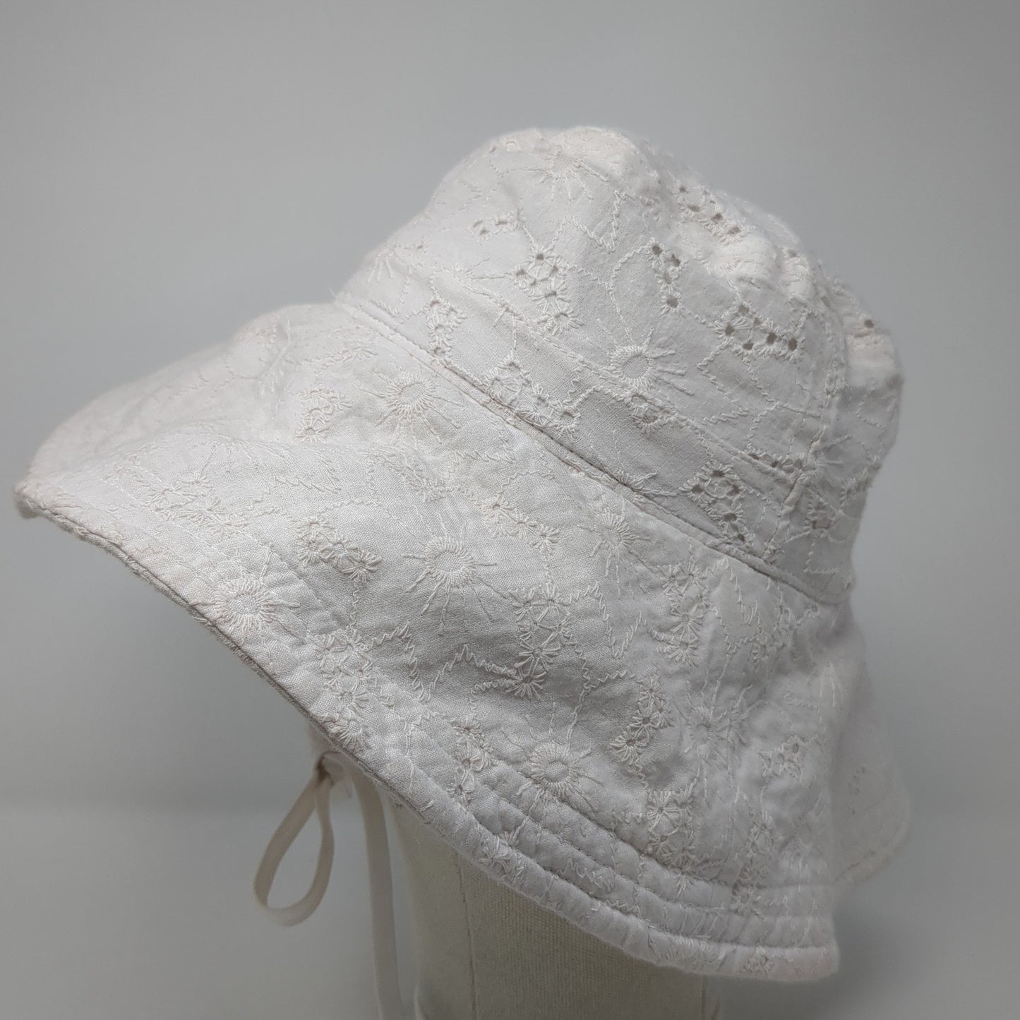 American Eagle Outfitters Bucket Hat White One Size Adjustable Strap Eyelet